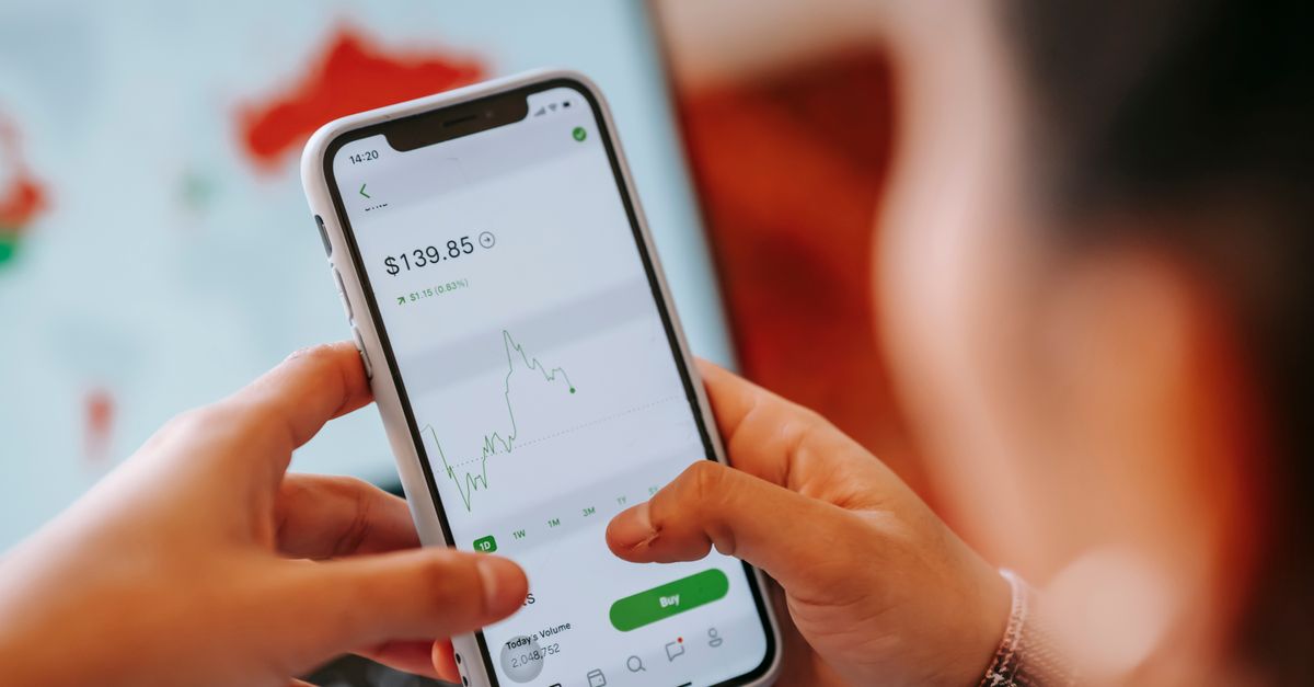 Aandelen kopen via een beleggingsapp op een smartphone