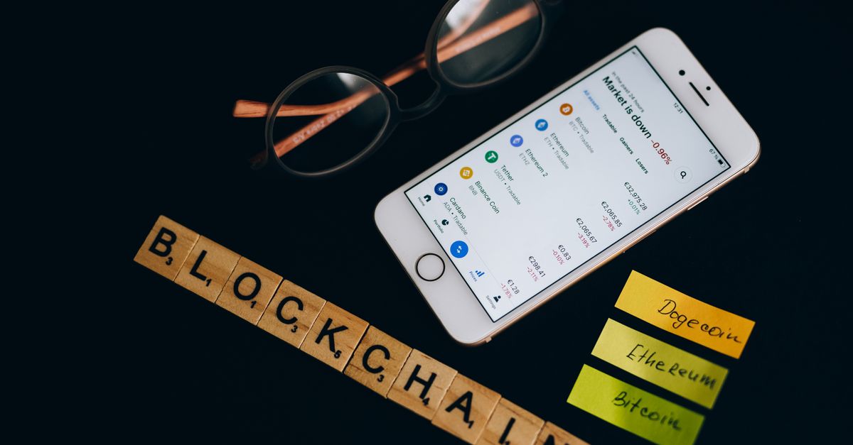 Cryptobeleggingen bekijken in een app op een smartphone