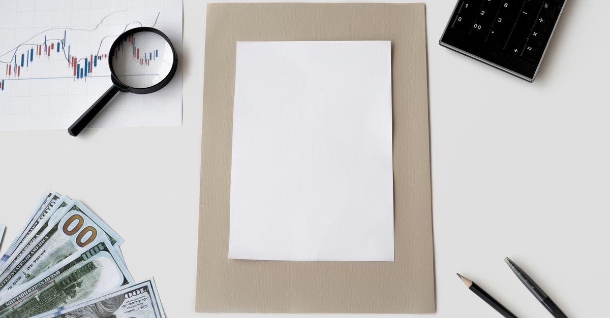 Rekenmachine met financiële documenten, symbool voor de beurstaks