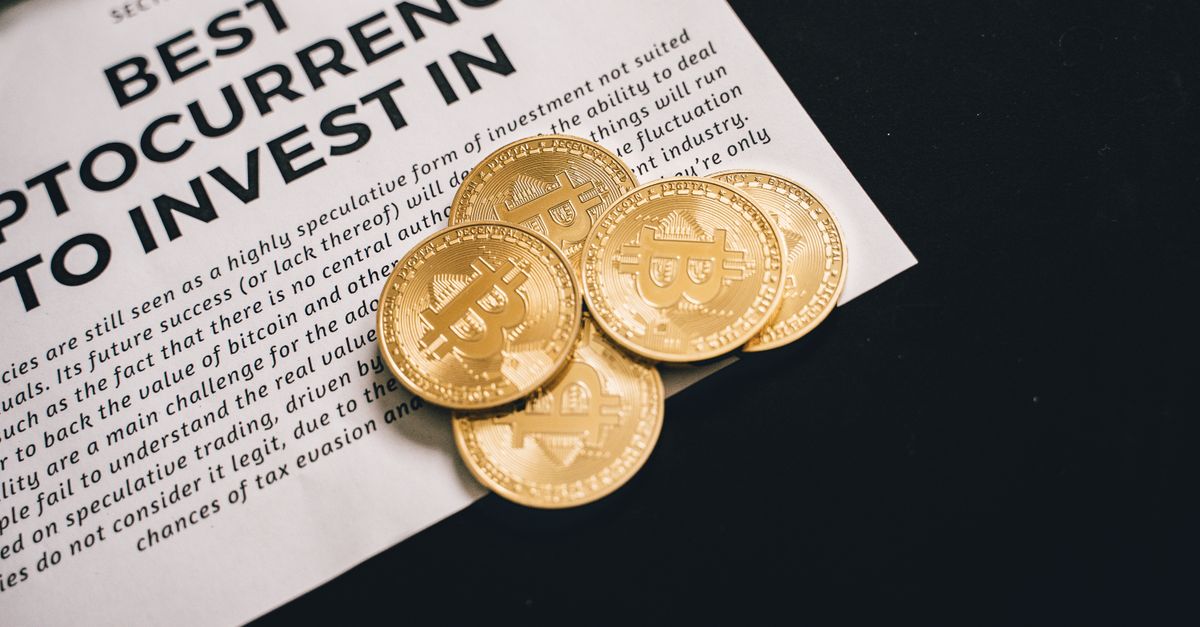 Cryptomunten naast een koersgrafiek