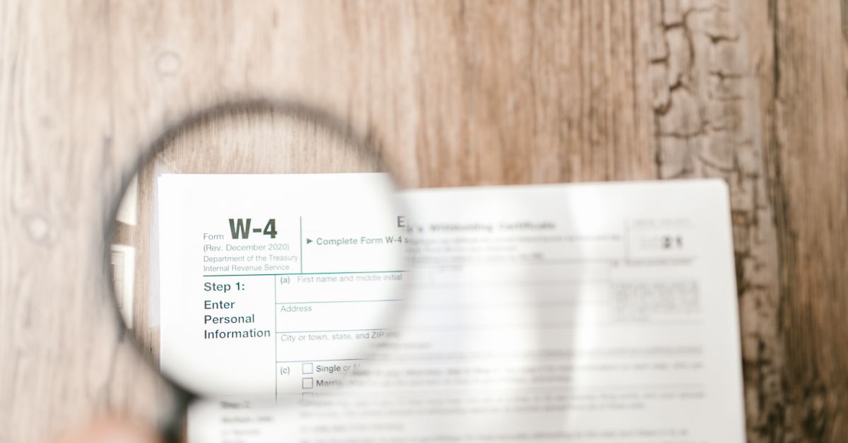 Vergrootglas op financiële documenten om een broker te controleren