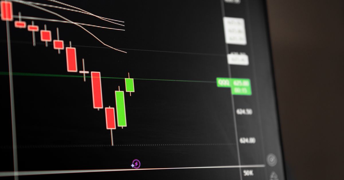 Beeldscherm met dalende beurskoersen, symbool voor risico